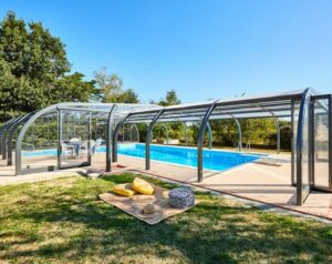 abri-de-piscine-haut-elliptik-a-panneaux-relevables-min-1-635x504