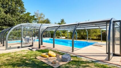 abri-de-piscine-haut-elliptik-a-panneaux-relevables-min-1-635x504