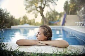 Comment protéger votre piscine des intempéries