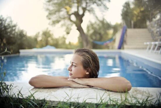 Comment protéger votre piscine des intempéries